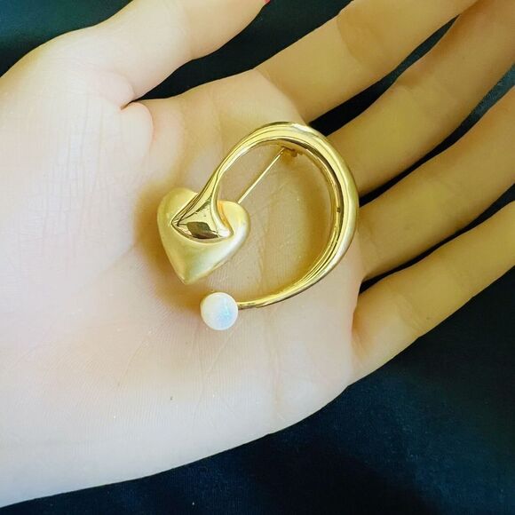 Vintage RARE Devil’s Tail Brooch Pearl Shiny and Brushed Gold Tone STUNNING 4038 - Picture 2 of 13